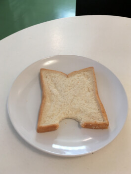 Archiv der angebissenen Brotscheiben