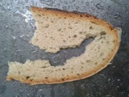 Archiv der angebissenen Brotscheiben