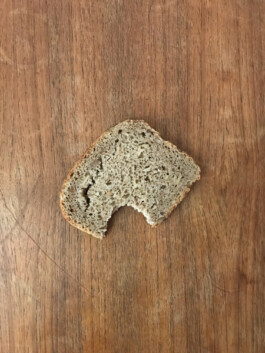 Archiv der angebissenen Brotscheiben
