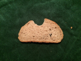 Archiv der angebissenen Brotscheiben