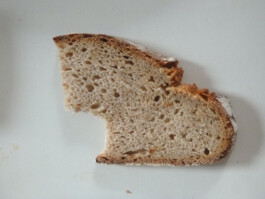 Archiv der angebissenen Brotscheiben