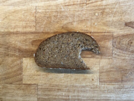 Archiv der angebissenen Brotscheiben