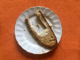 Archiv der angebissenen Brotscheiben